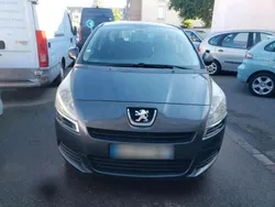 Grau Gebraucht 2010 Peugeot 5008 Van / Kleinbus | 3.000 €
