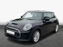 Schwarz (enigmatic black metallic) Gebraucht 2023 Mini Cooper SE Kleinwagen | 25.990 € (Teuer)