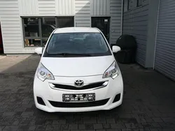 Weiß Gebraucht 2014 Toyota Verso-S Cool Van / Kleinbus | 4.490 € (Fairer Preis)