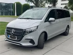 Grau Gebraucht 2024 Mercedes V300 Avantgarde Van / Kleinbus | 71.800 € (Teuer)