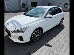 Weiß Gebraucht 2017 Hyundai i30 Comfort Limousine | 12.999 € (Teuer)