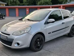 Silber Gebraucht 2011 Renault Clio II Kleinwagen | 2.300 € (Fairer Preis)
