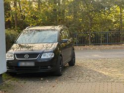 Schwarz Gebraucht 2006 VW Touran Van / Kleinbus | 2.300 € (Fairer Preis)