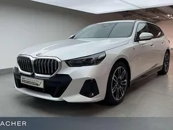 Mineralweiß metallic Gebraucht 2024 BMW 520 M Sport Kombi | 53.749 € (Superpreis)