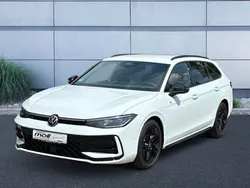 Pure white Gebraucht 2024 VW Passat R-line Kombi | 42.990 € (Fairer Preis)