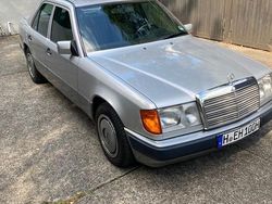 Silber Gebraucht 1993 Mercedes E220 Limousine | 5.990 €