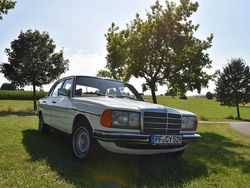Weiß Gebraucht 1977 Mercedes E280 Limousine | 18.000 €