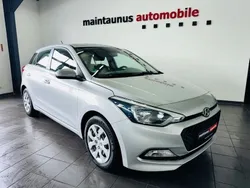 Silber Gebraucht 2016 Hyundai i20 Classic Limousine | 9.500 € (Fairer Preis)