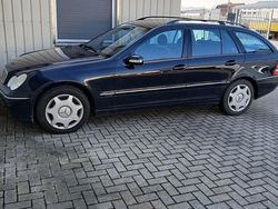 Blau Gebraucht 2003 Mercedes 220 Kombi | 1.700 €