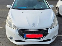 Weiß Gebraucht 2012 Peugeot 208 Active Kleinwagen | 2.450 € (Guter Preis)