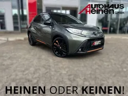 Cardamon green (6w4)/ black mi Gebraucht 2022 Toyota Aygo Limited Kleinwagen | 21.990 € (Teuer)
