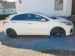 Weiß Gebraucht 2016 Hyundai i30 Turbo Kombi | 14.275 €
