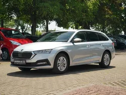 Brilliantsilber metallic Gebraucht 2023 Skoda Octavia Ambition Kombi | 25.889 € (Guter Preis)
