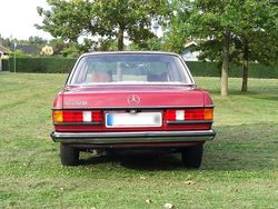 Rot Gebraucht 1978 Mercedes 220 Limousine | 9.999 €