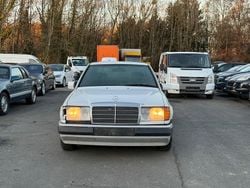 Weiß Gebraucht 1990 Mercedes E250 Limousine | 1.600 €