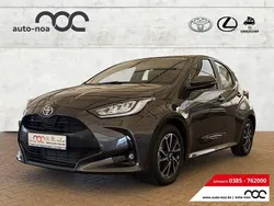 Grau Gebraucht 2023 Toyota Yaris Hybrid Team Limousine | 21.990 € (Fairer Preis)