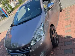 Grau Gebraucht 2013 Peugeot 208 Kleinwagen | 3.850 € (Guter Preis)