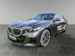 Grau Gebraucht 2024 BMW 520 M Sport Limousine | 48.990 €