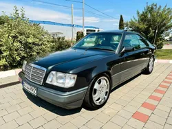 Grau Gebraucht 1994 Mercedes 220 | 13.600 €