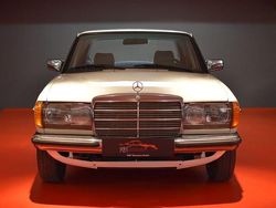 Weiß Gebraucht 1984 Mercedes E230 Limousine | 24.900 €