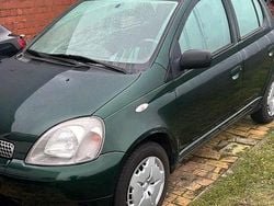 Grau Gebraucht 2000 Toyota Yaris Limousine | 1.400 €