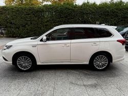 Weiß Gebraucht 2019 Mitsubishi Outlander P-HEV Diamant Edition SUV | 16.980 € (Fairer Preis)