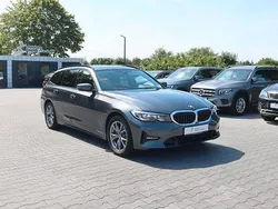 Grau Gebraucht 2021 BMW 320e Sport Line Kombi | 24.600 € (Fairer Preis)