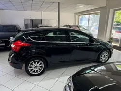 Schwarz Gebraucht 2011 Ford Focus Titanium Limousine | 6.799 € (Fairer Preis)