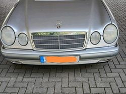 Silber Gebraucht 1999 Mercedes E240 Elegance Limousine | 3.900 €