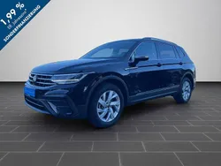 Deep black perleffekt (metallic) Gebraucht 2024 VW Tiguan Allspace Life SUV | 33.180 € (Superpreis)
