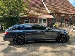 Grau Gebraucht 2015 Mercedes CLS63 AMG Shooting Brake AMG Kombi | 29.990 € (Guter Preis)