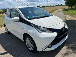 Weiß Gebraucht 2017 Toyota Aygo X-play Kleinwagen | 5.900 € (Fairer Preis)
