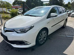 Weiß Gebraucht 2018 Toyota Auris Touring Sports Executive Kombi | 15.800 € (Guter Preis)