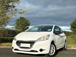 Weiß Gebraucht 2013 Peugeot 208 Access Kleinwagen | 3.890 € (Fairer Preis)