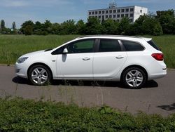 Weiß Gebraucht 2011 Opel Astra Design Edition Kombi | 10.700 €