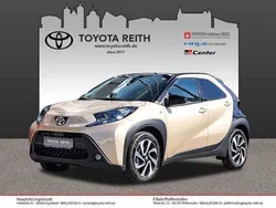Ginger beige metallic/ night sky black Gebraucht 2023 Toyota Aygo Basis Kleinwagen | 17.909 € (Teuer)