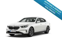Mineralweiss metallic Gebraucht 2024 BMW 520 M Sport Limousine | 51.990 € (Superpreis)