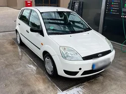 Weiß Gebraucht 2005 Ford Fiesta Kleinwagen | 1.700 € (Fairer Preis)