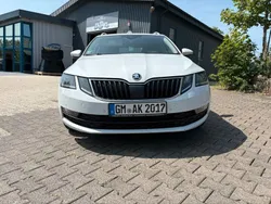 Weiß Gebraucht 2018 Skoda Octavia Kombi | 22.999 €