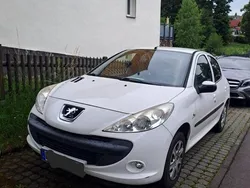 Weiß Gebraucht 2010 Peugeot 206+ Kleinwagen | 2.000 €