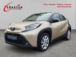 Ginger beige metallic/ night sky black Gebraucht 2022 Toyota Aygo Basis Kleinwagen | 16.550 € (Etwas zu teuer)