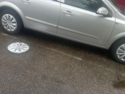 Silber Gebraucht 2007 Opel Astra Kombi | 1.500 €