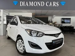 Weiß Gebraucht 2014 Hyundai i20 Edition Limousine | 6.490 € (Etwas zu teuer)