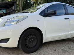 Weiß Gebraucht 2011 Toyota Yaris Limousine | 2.600 € (Fairer Preis)