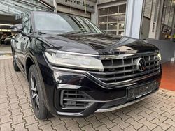Deep black perleffekt (metallic) Gebraucht 2022 VW Touareg R-line SUV | 47.550 € (Teuer)