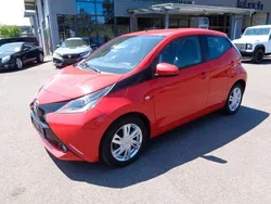 Rot Gebraucht 2015 Toyota Aygo X-play Kleinwagen | 6.999 € (Teuer)