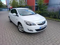 Weiß Gebraucht 2010 Opel Astra Limousine | 5.900 € (Teuer)
