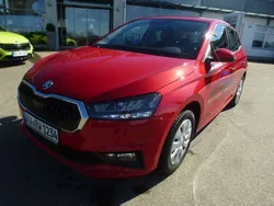 Velvet rot metallic Gebraucht 2021 Skoda Fabia Ambition Limousine | 17.400 € (Fairer Preis)
