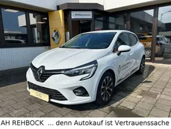 Weiß Gebraucht 2022 Renault Clio V Intens Limousine | 16.990 €