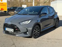 Strom grey/ schwarz Gebraucht 2025 Toyota Yaris Hybrid Sport Kleinwagen | 33.790 € (Teuer)